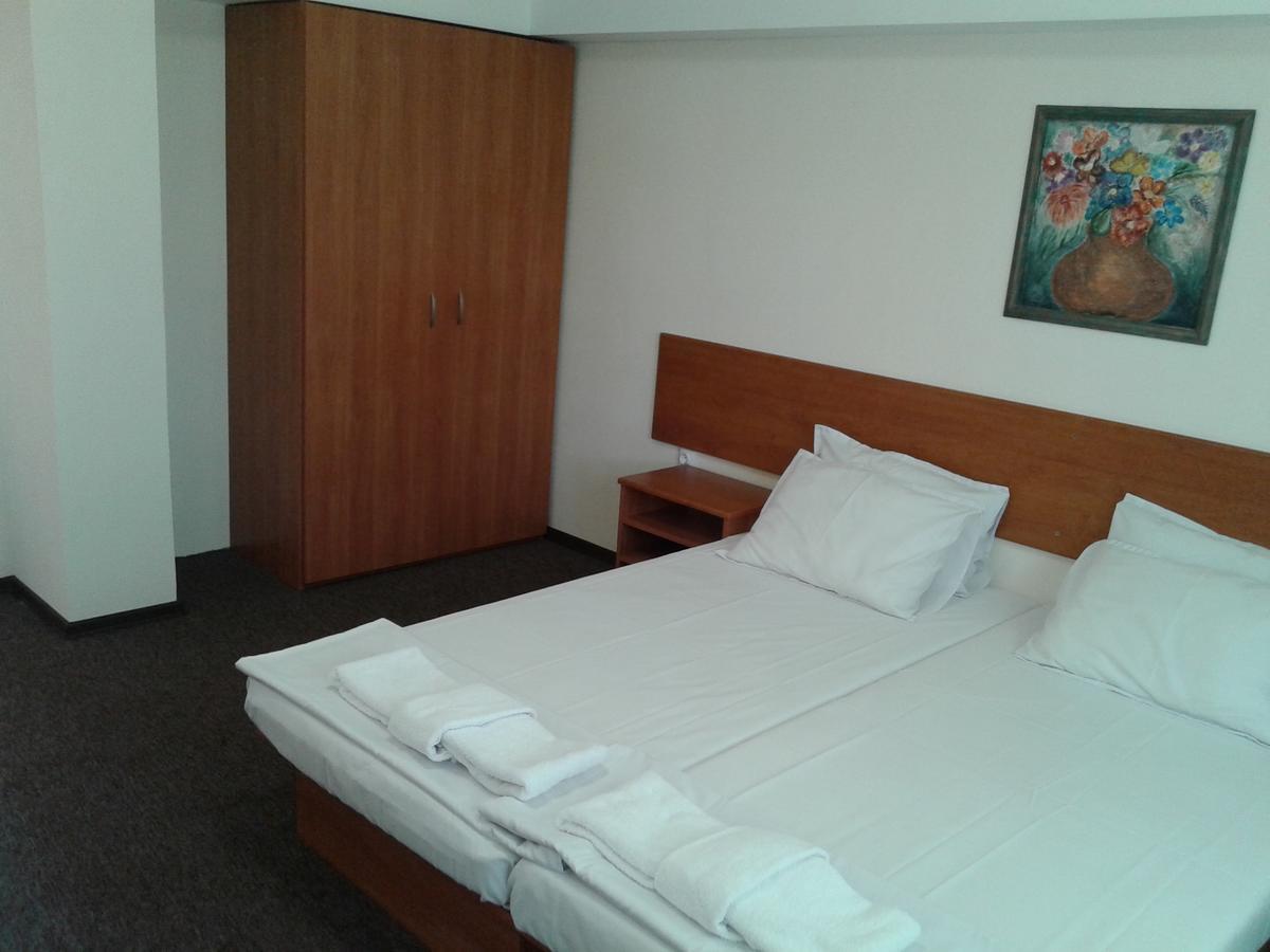 خيساريا Hotel Stroitel المظهر الخارجي الصورة
