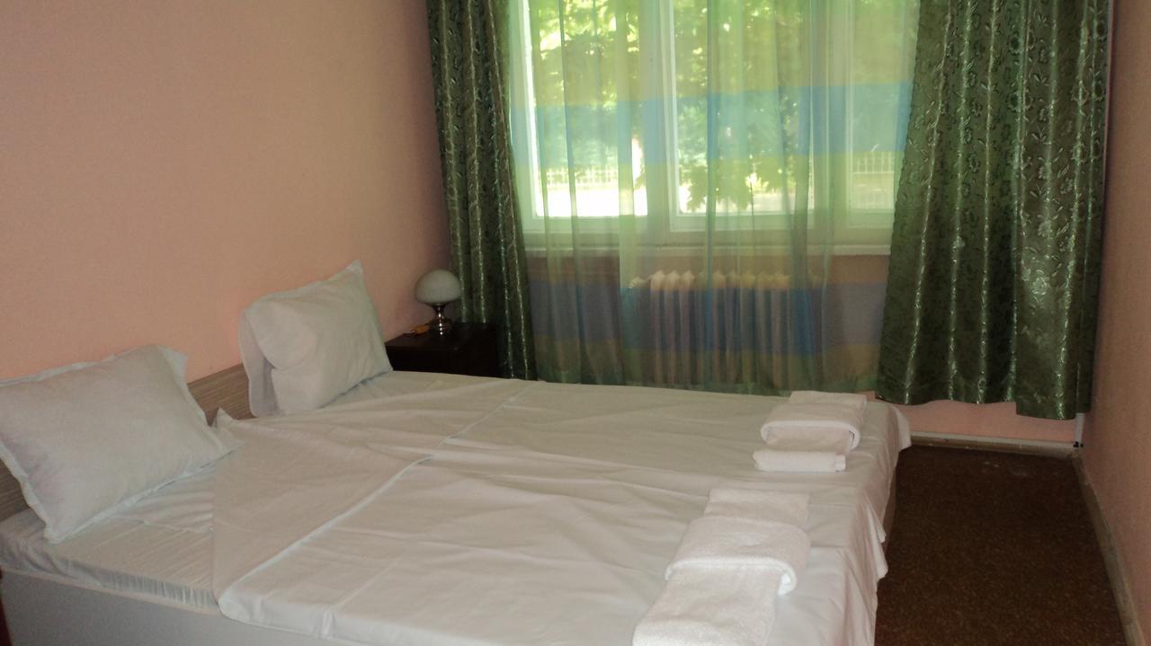 خيساريا Hotel Stroitel المظهر الخارجي الصورة