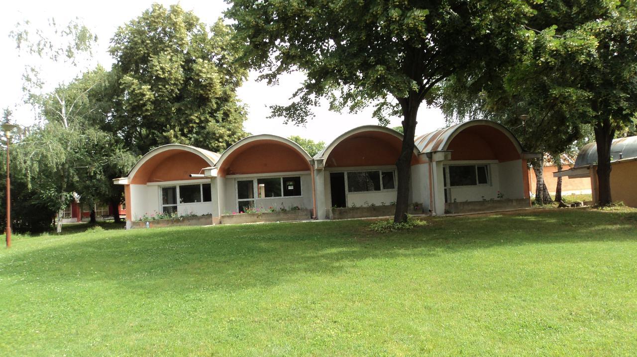 خيساريا Hotel Stroitel المظهر الخارجي الصورة