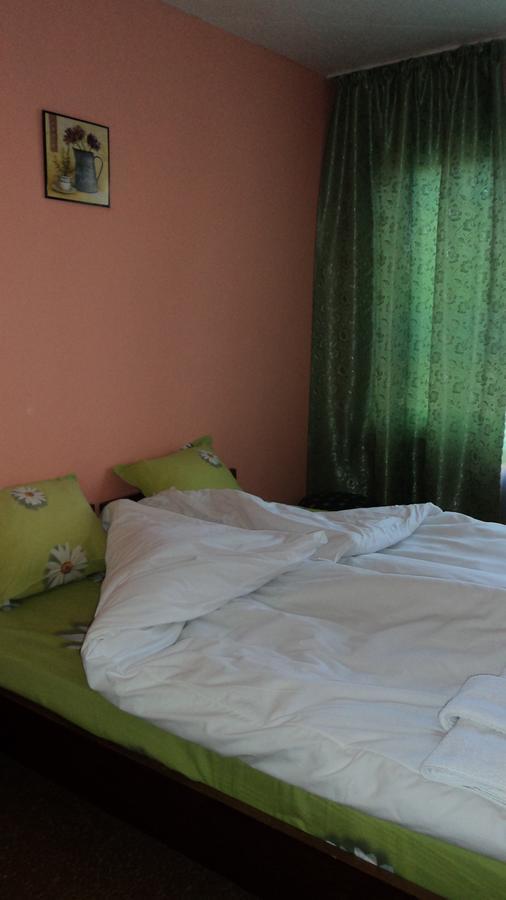 خيساريا Hotel Stroitel المظهر الخارجي الصورة