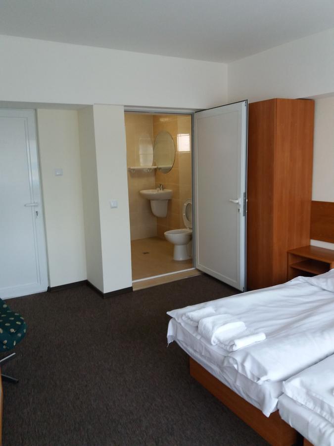 خيساريا Hotel Stroitel المظهر الخارجي الصورة
