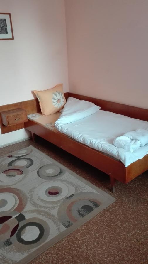 خيساريا Hotel Stroitel المظهر الخارجي الصورة